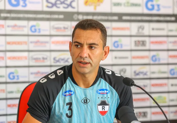 Moisés, zagueiro