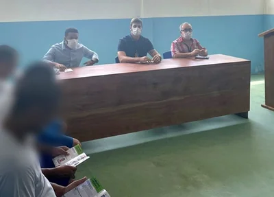 Momento da roda de conversa entre servidores e detentos