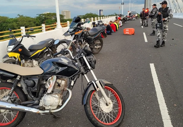 Momento em que policiais do Rone e 5º BPM realizaram abordagem dos veículos