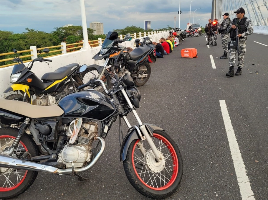 Momento em que policiais do Rone e 5º BPM realizaram abordagem dos veículos