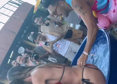 Momento em que Tirullipa puxa o laço do biquíni de Nicole