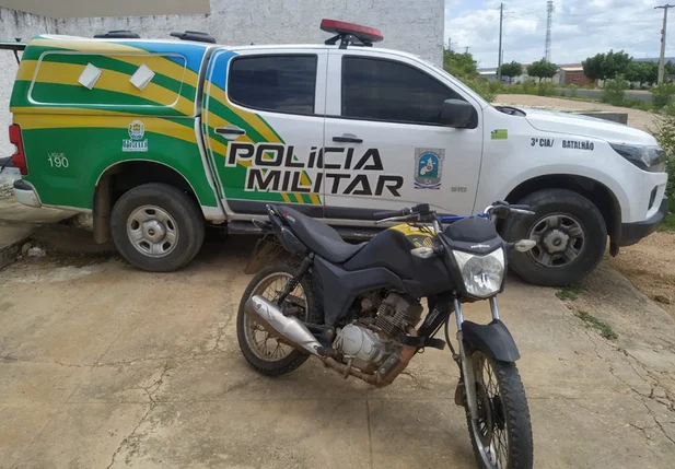 Moto apreendida pela PM em Francisco Macedo