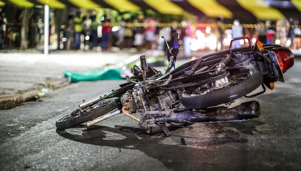 Motocicleta da vítima próxima ao corpo