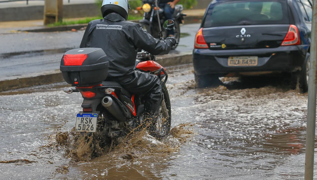 Motociclista não perde o controle da moto por pouco