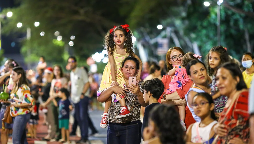 Muita criança no local