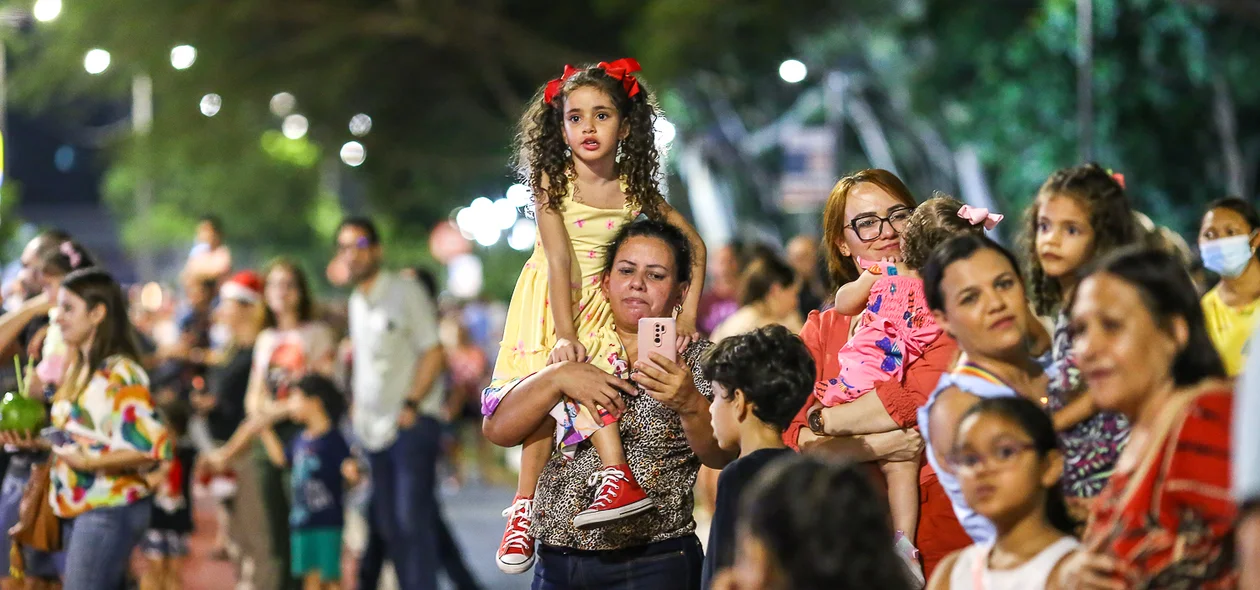 Muita criança no local