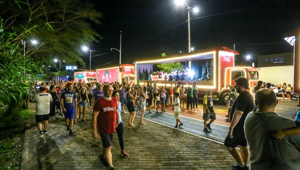 Muita gente acompanhando a caravana