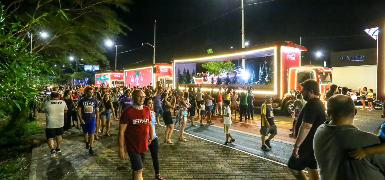 Muita gente acompanhando a caravana