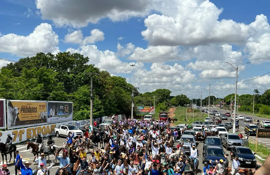 Multidão participa da cavalgada