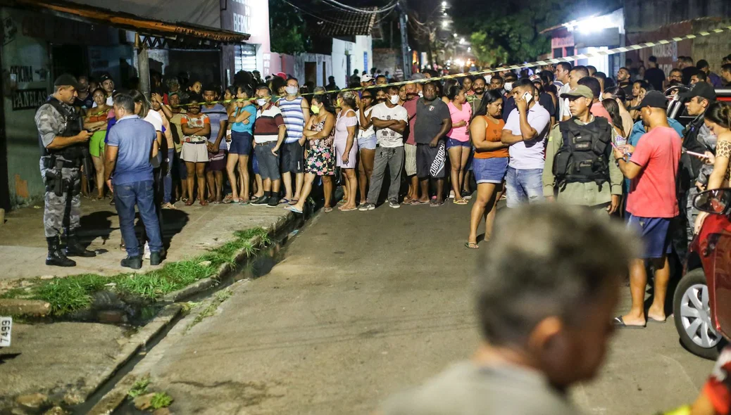 Multidão se reuniu no local do crime