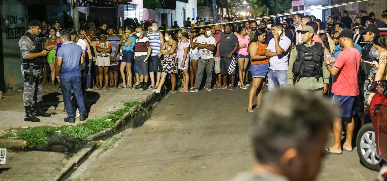 Multidão se reuniu no local do crime