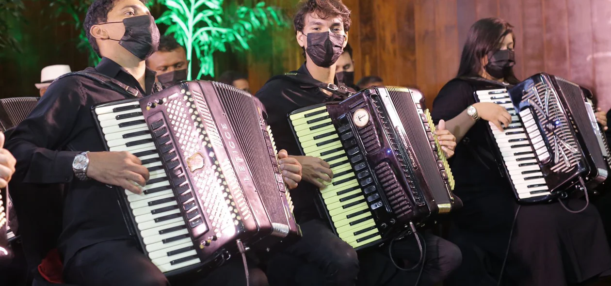 Músicos se apresentando na solenidade