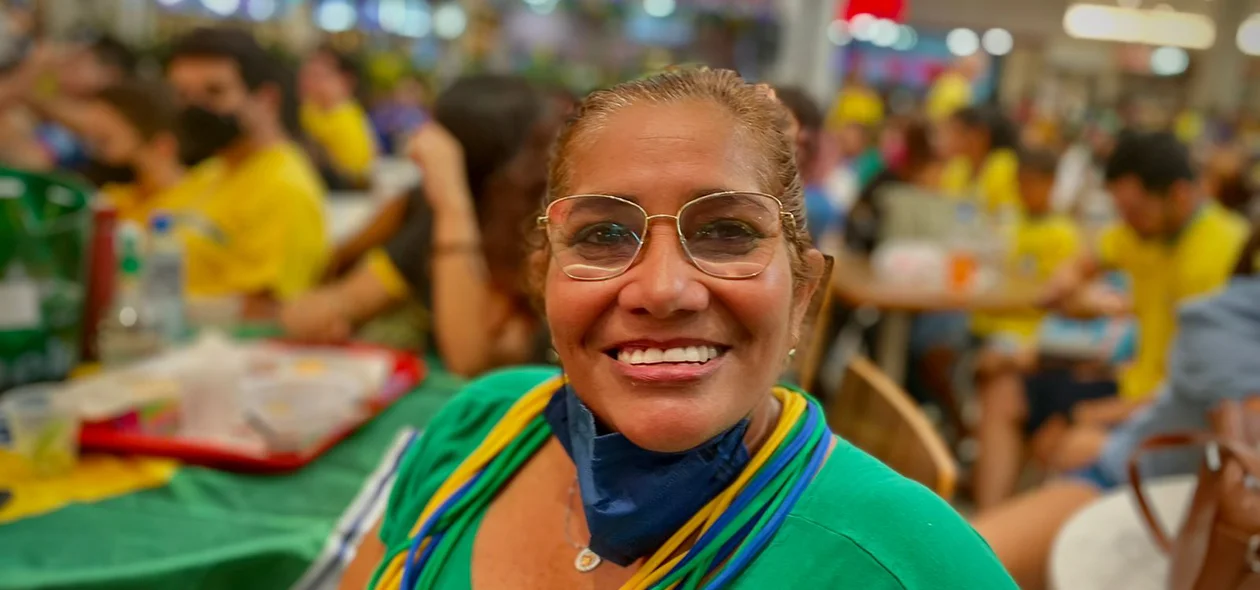 Neusa Soares escolheu assistir ao jogo no shopping