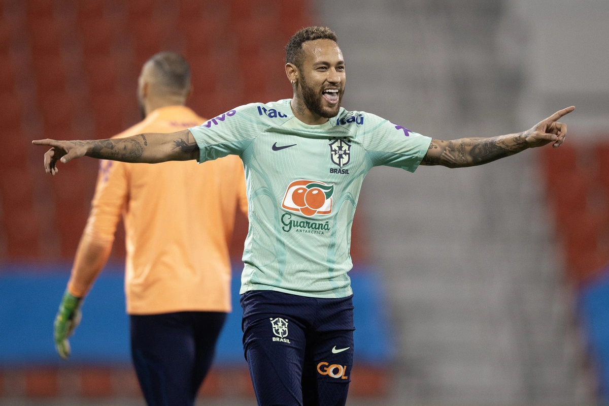 Neymar aparece em treino da Seleção Brasileira