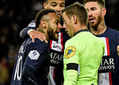 Neymar é expulso em jogo contra o Strasbourg