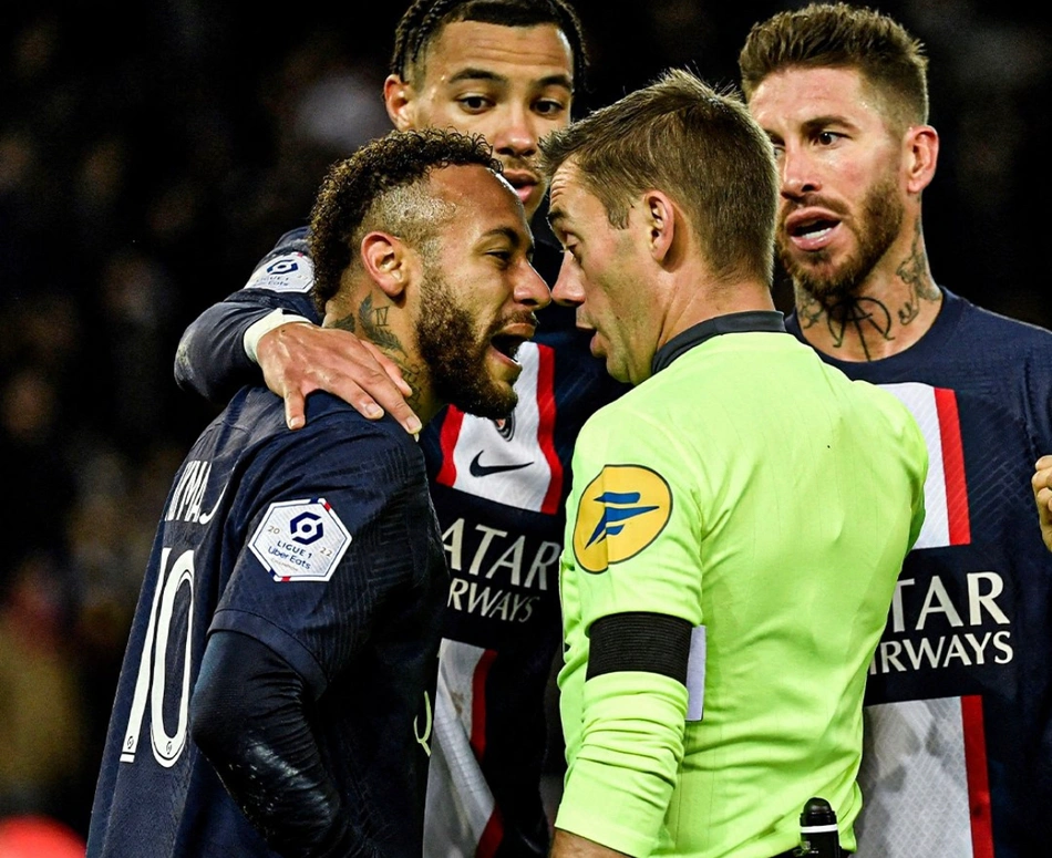 Neymar é expulso em jogo contra o Strasbourg