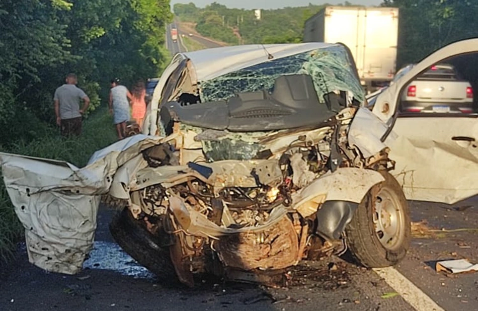 O carro em que as vítimas trafegavam ficou completamente destruído