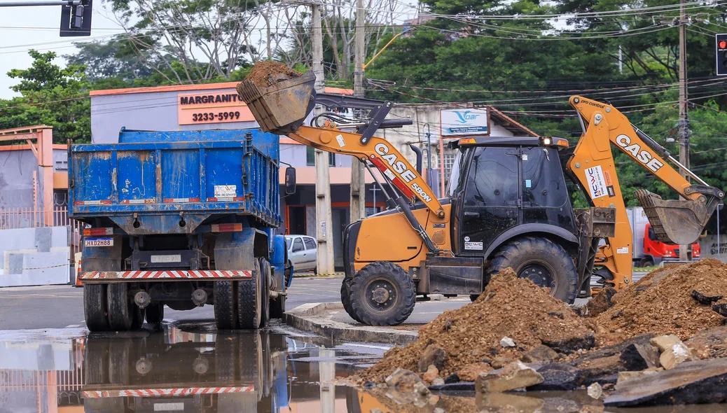 Obra na Av. dos Expedicionários causa transtornos aos transeuntes