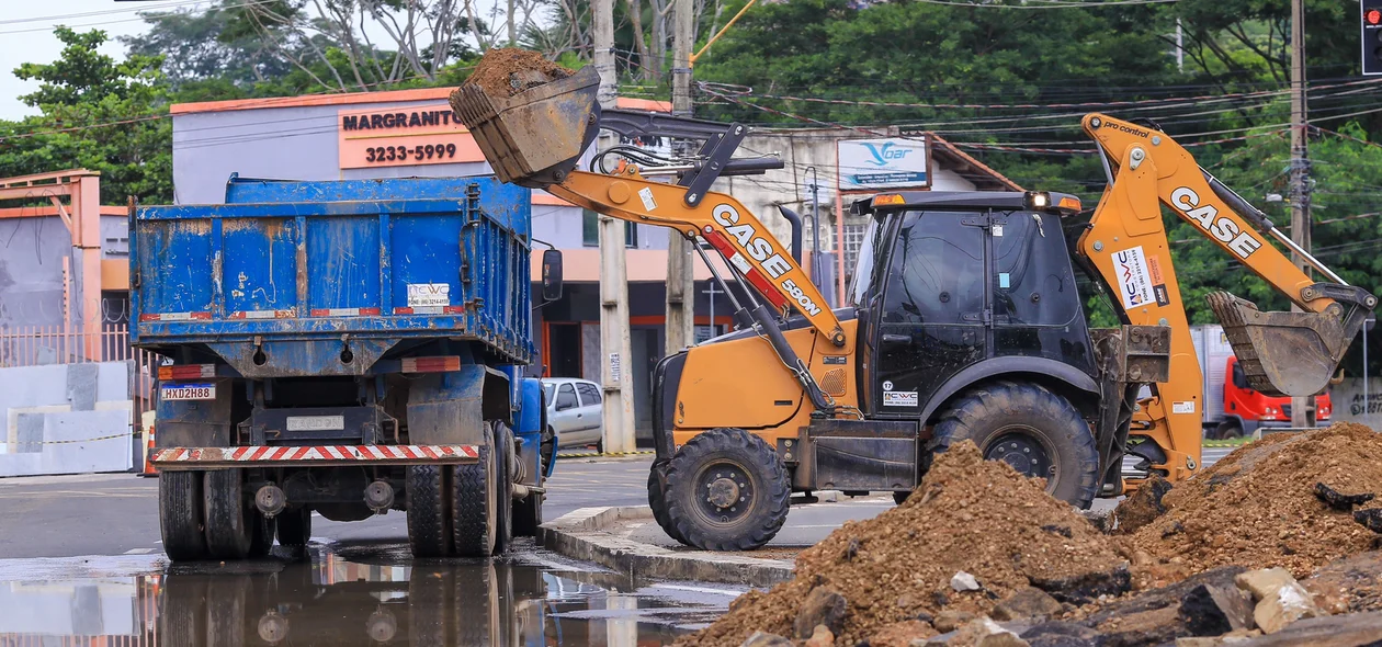 Obra na Av. dos Expedicionários causa transtornos aos transeuntes