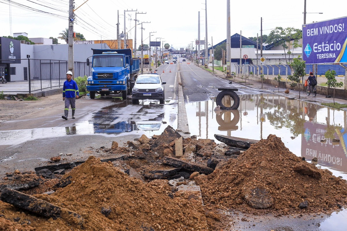Obra na Av. dos Expedicionários
