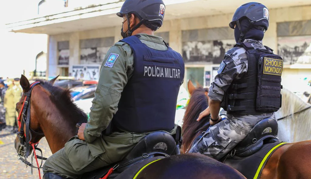 Oficiais da Polícia Militar montados na cavalaria