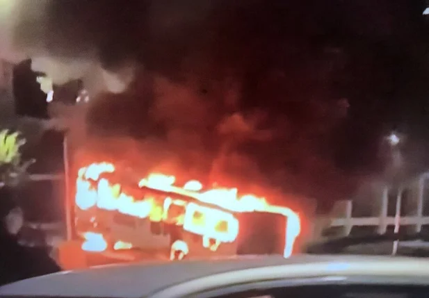 Ônibus incendiado em Brasília