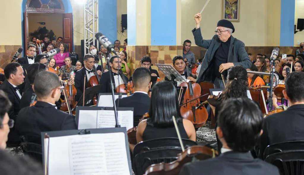 Orquestra é conduzida pelo maestro Aurélio Melo