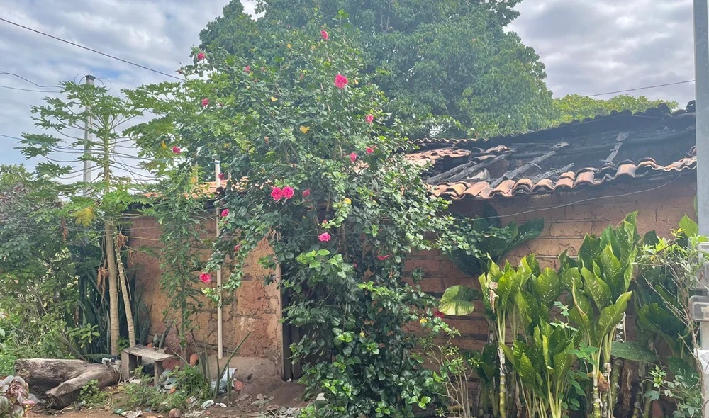 Os familiares conseguiram apagar o fogo mas a vítima morreu carbonizada