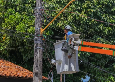 Os profissionais devem trocar o contador e posteriormente religar a energia elétrica