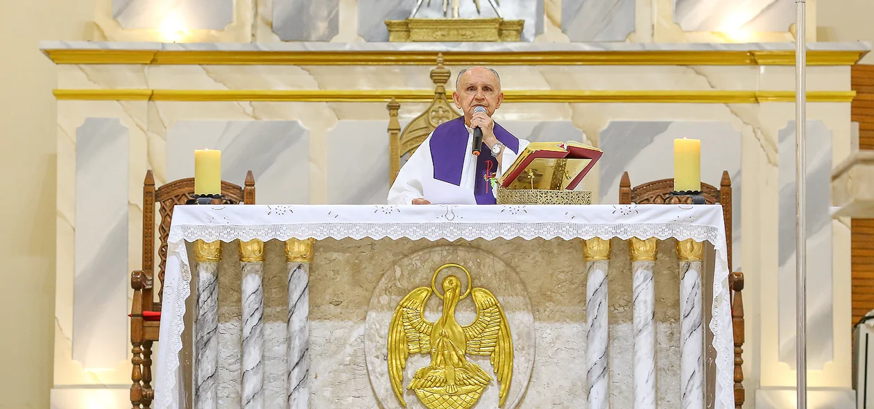 Padre celebrando a missa na igreja