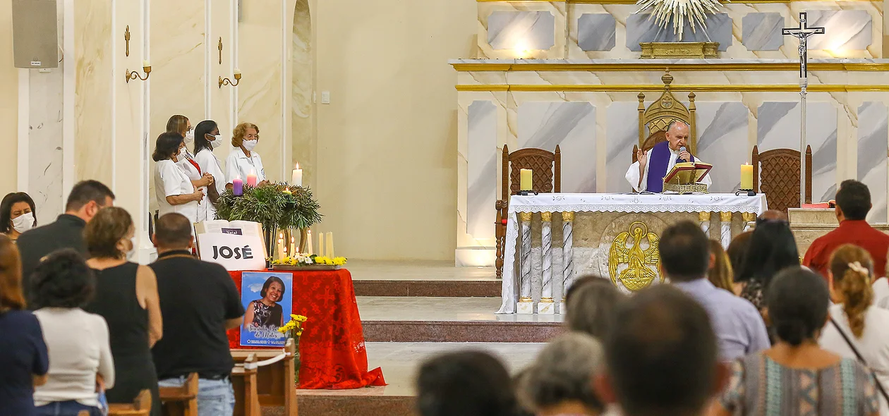 Padre celebrando a missa