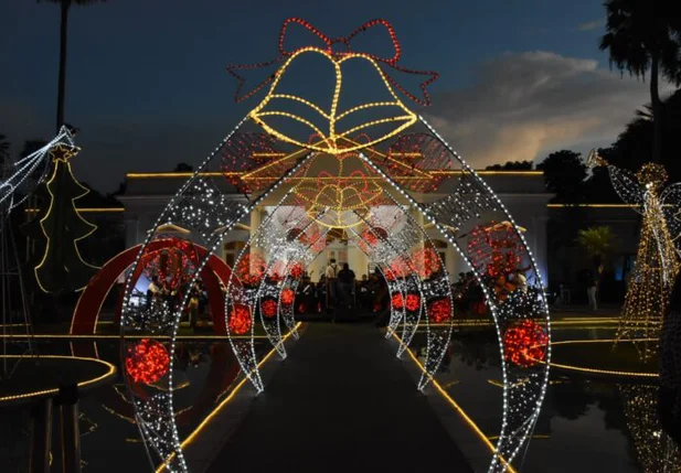 Palácio de Karnak ganha decoração especial de Natal