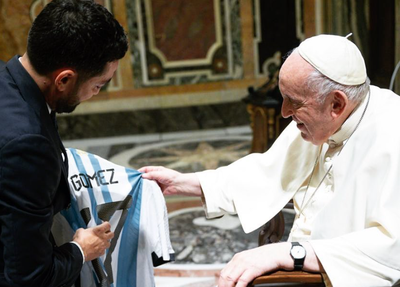 Papa Francisco abençoando a camisa da Argentina
