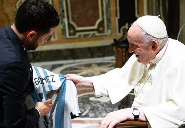 Papa Francisco abençoando a camisa da Argentina