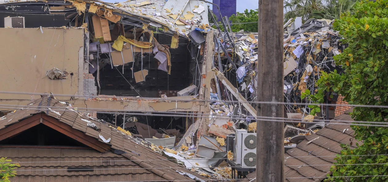 Parte do Coco Bambu também foi destruído