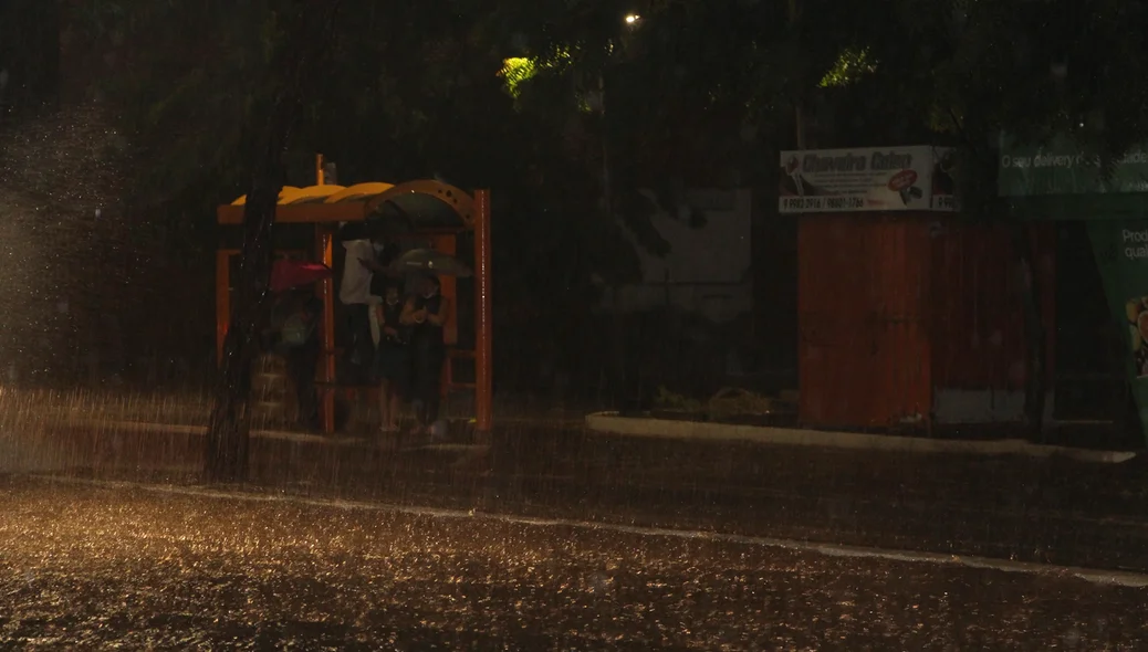 Pedestres foram afetados pela chuva