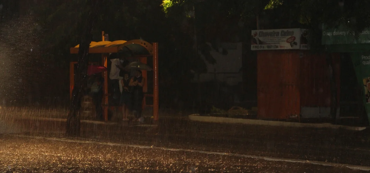 Pedestres foram afetados pela chuva