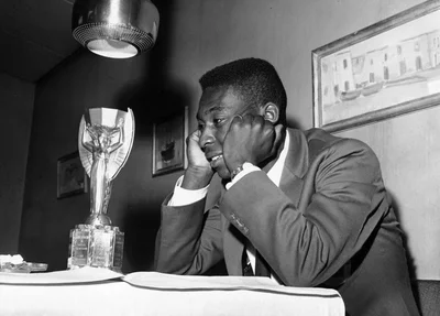 Pelé admirando a taça da Copa do Mundo de 1958