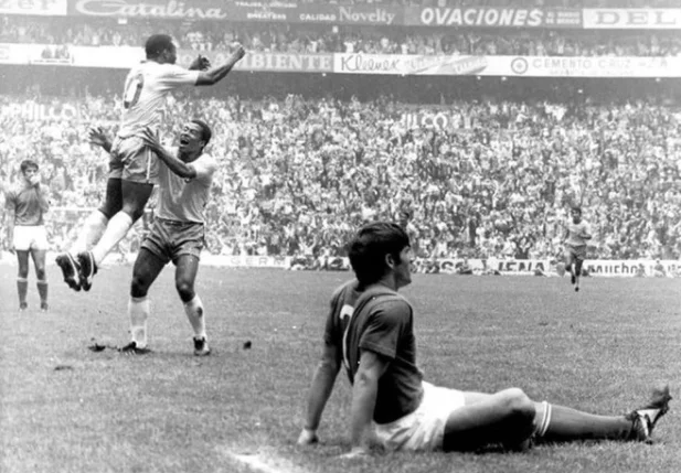 Pelé comemora gol em vitória por 4 a 1 sobra a Itália
