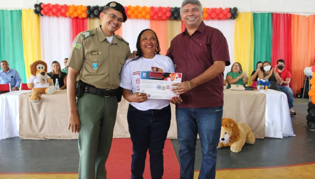 PM Sargento Wellington e José Henrique Oliveira entregam certificado