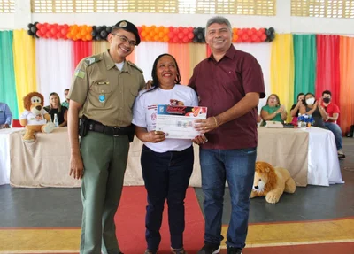 PM Sargento Wellington e José Henrique Oliveira entregam certificado