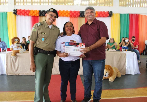 PM Sargento Wellington e José Henrique Oliveira entregam certificado