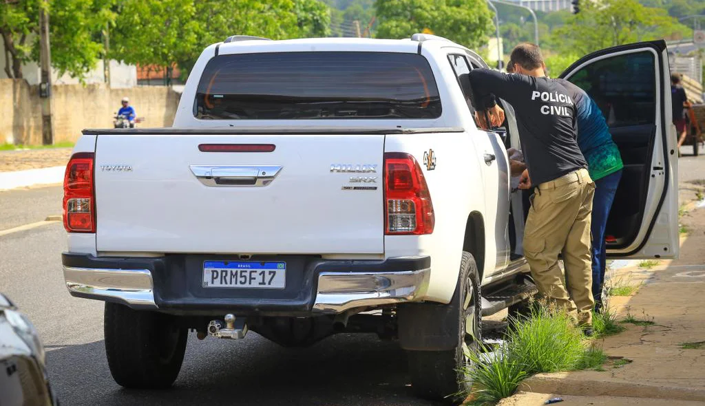 Agentes realizam buscas em veículo apreendido