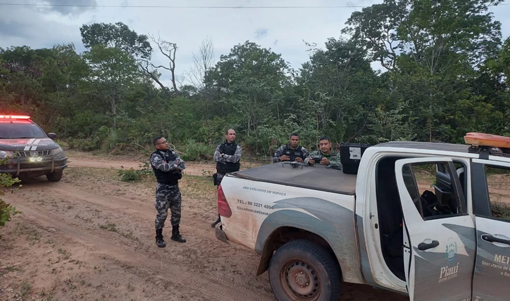 Policiais em diligências na área desmatada da reserva indígena