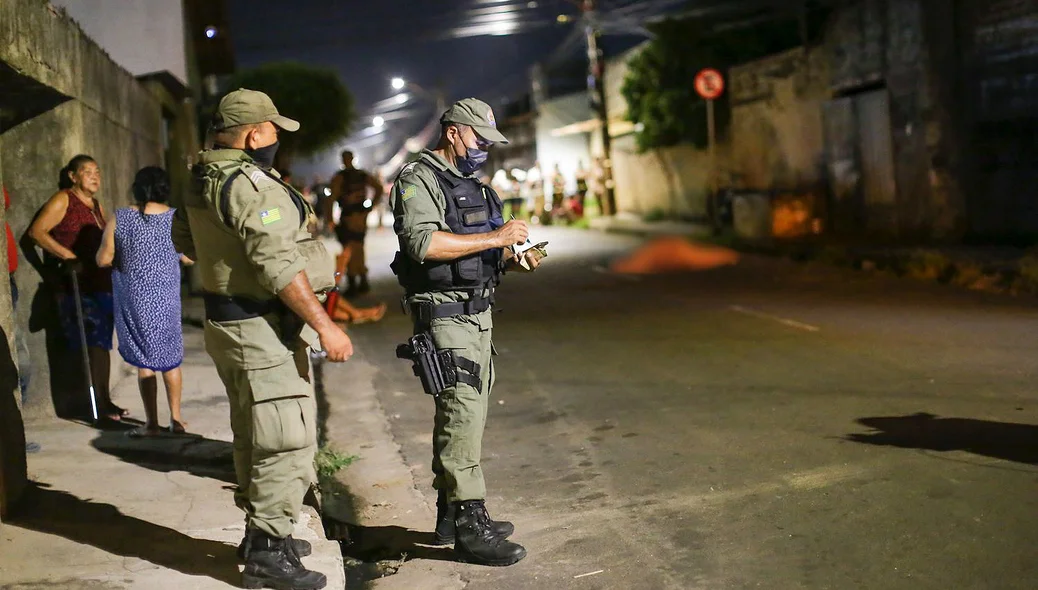 Policiais militares fazendo os primeiros levantamentos