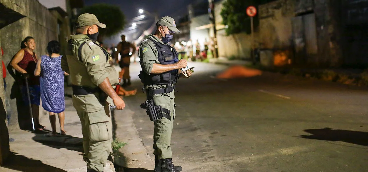 Policiais militares fazendo os primeiros levantamentos