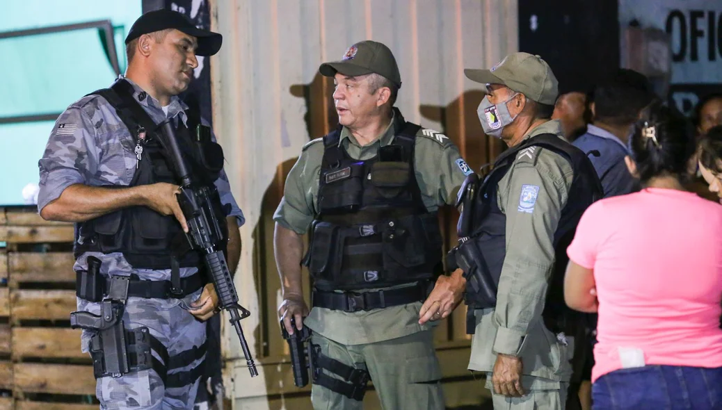 Policiais no local