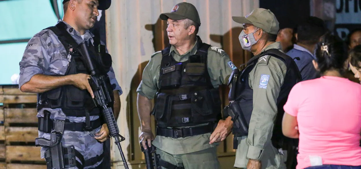 Policiais no local