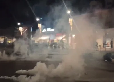 Policiais usam gás lacrimogêneo para dispersas multidãp