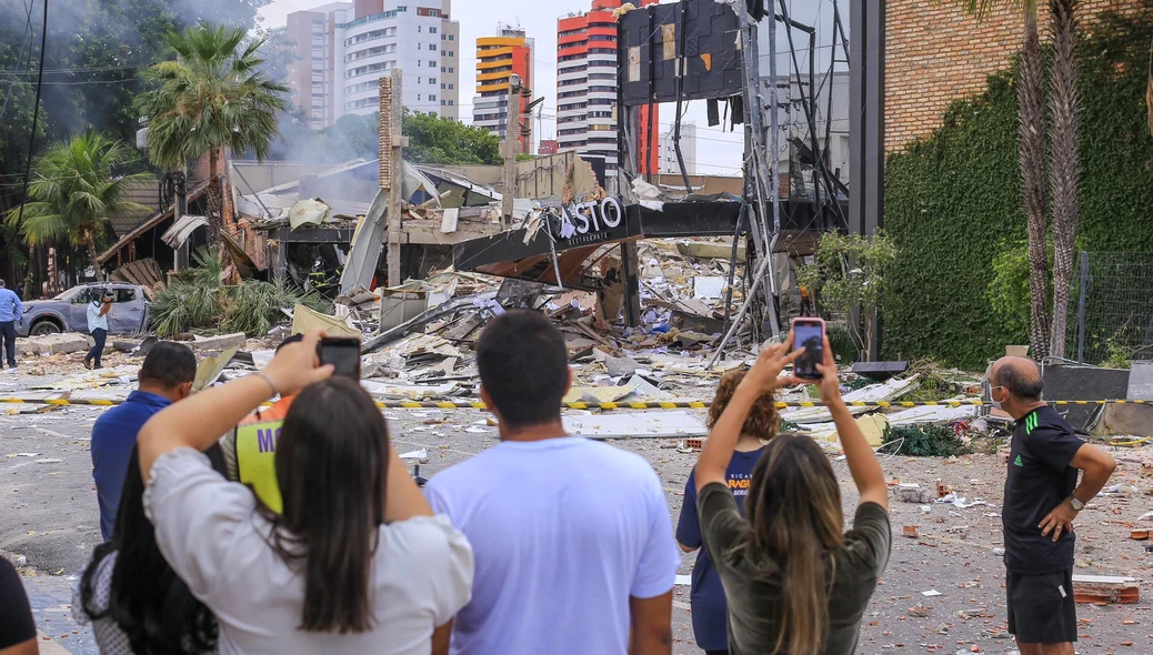 Populares se aglomeram no local